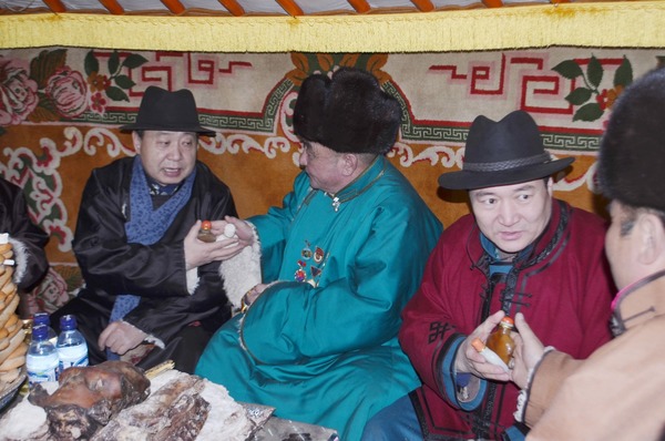 Сайн малчинд шагналыг нь гардууллаа