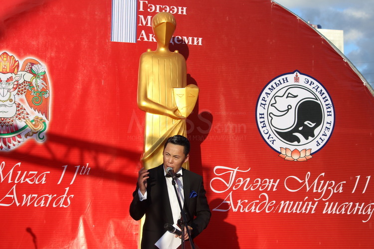 "Гэгээн муза 2014" наадмын гранпри шагналыг УДЭТ-ын "Кихот ноён" жүжиг ...