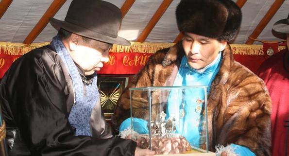 Сайн малчинд шагналыг нь гардууллаа