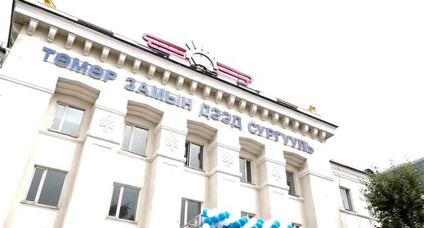 Төмөр замын дээд сургуулийн оюутнууд сургуулийн захиргааны шийдвэрийг ...