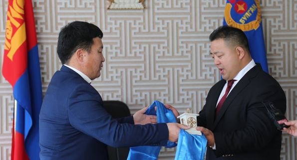 Ерөнхий сайдаасаа давсан мэдэлтэй Булганы Засаг даргад хэн хариуцлага ...