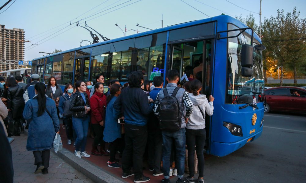 Оюутнууд нийтийн тээврийн автобусанд 250, троллейбусанд 100 төгрөг төлж ...