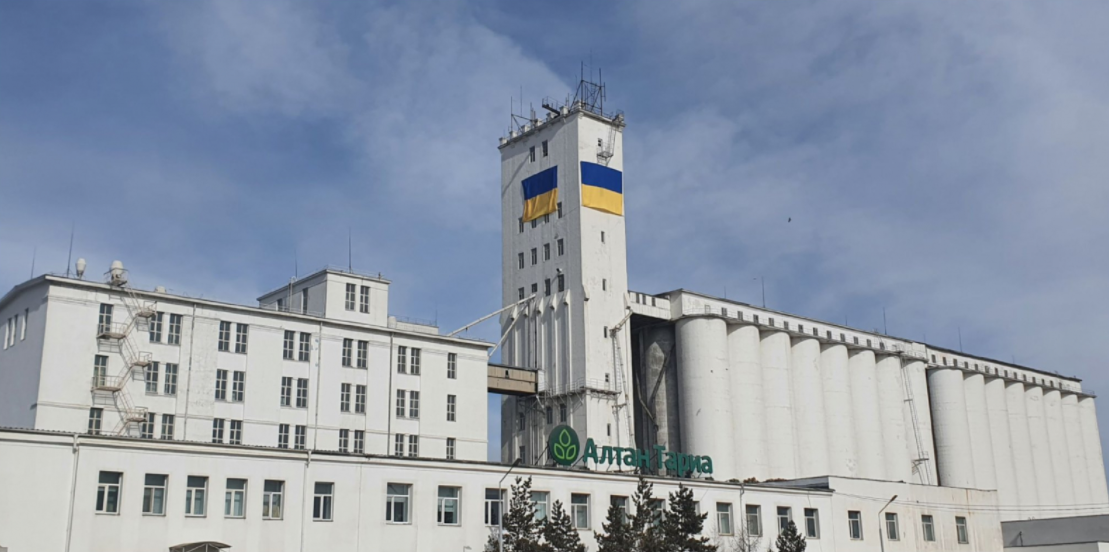 "Алтан тариа "компани юуны учир Украйны далбааг өлгөв