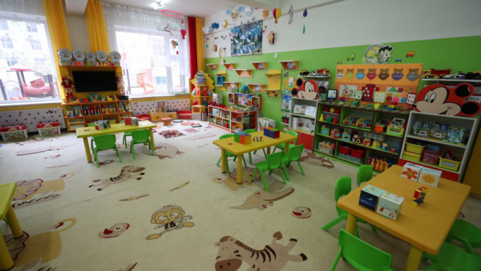 Бага ангийн сурагчдыг цахимаар хичээллүүлж, цэцэрлэгийг ар гэрийн ...