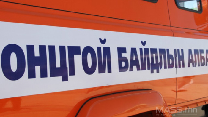 Шатахуун тээвэрлэгч машин онхолдож, жолооч нь хавчуулагдсан байжээ