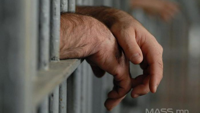 Хувцсаа тайлж танхайрсан этгээдэд баривчлах ял оногдуулжээ
