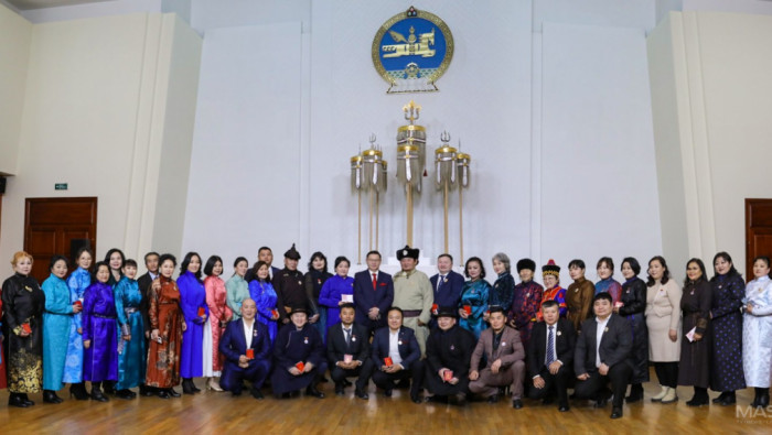 Баялаг бүтээгчдэд төрийн дээд одон, медаль гардууллаа