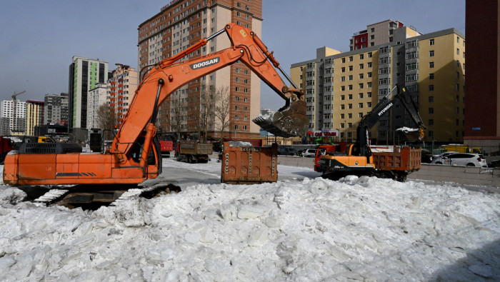 Сэлбэ голын 16,480 тонн мөс тээвэрлэлээ