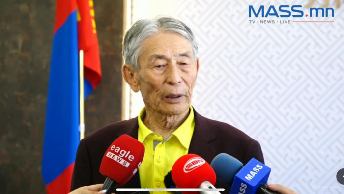 Ц.Раднаа: Төрийн далбаа зургаан удаа намирахад монголын ард түмэнг ...